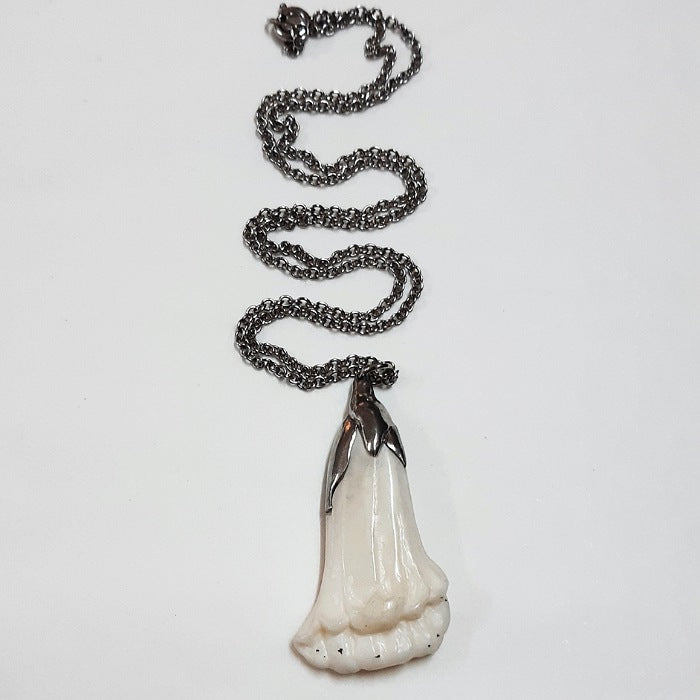 LILLY NECKLACE ON SILVER CHAIN