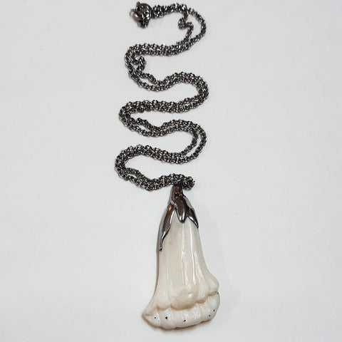 LILLY NECKLACE ON SILVER CHAIN