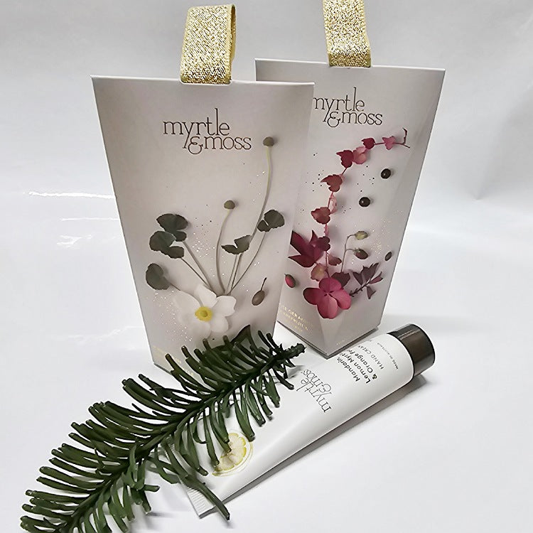 MINI HAND CREAM PACKAGED AS A CHRISTMAS ORNAMENT 2