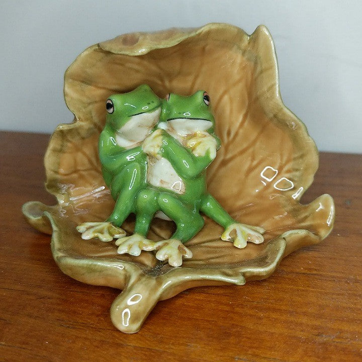 PORCELAIN TRINKET LOVER FROGS UNDER DRY LEAF