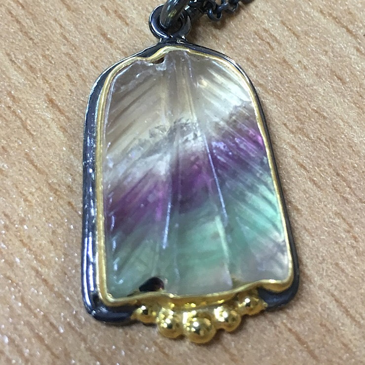FLUORITE PENDANT ON FINE RHODIUM PLATED CHAIN