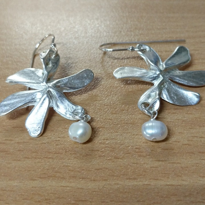 SILVER FLOWER EARRINGS WITH DROP PEARL