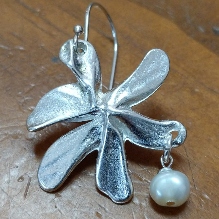 SILVER FLOWER EARRINGS WITH DROP PEARL