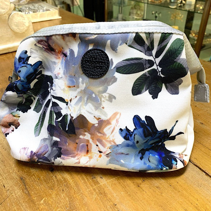 WATERPROOF TOILETRY BAG