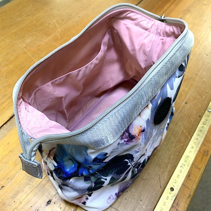 WATERPROOF TOILETRY BAG
