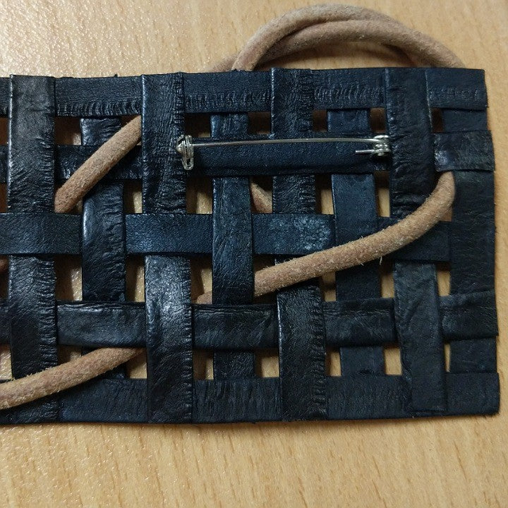 WEARABLE ART BROOCH OF LATTICED EEL SKIN