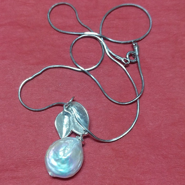 MOKO NECKLACE SILVER LEAF BAROQUE COIN PEARL