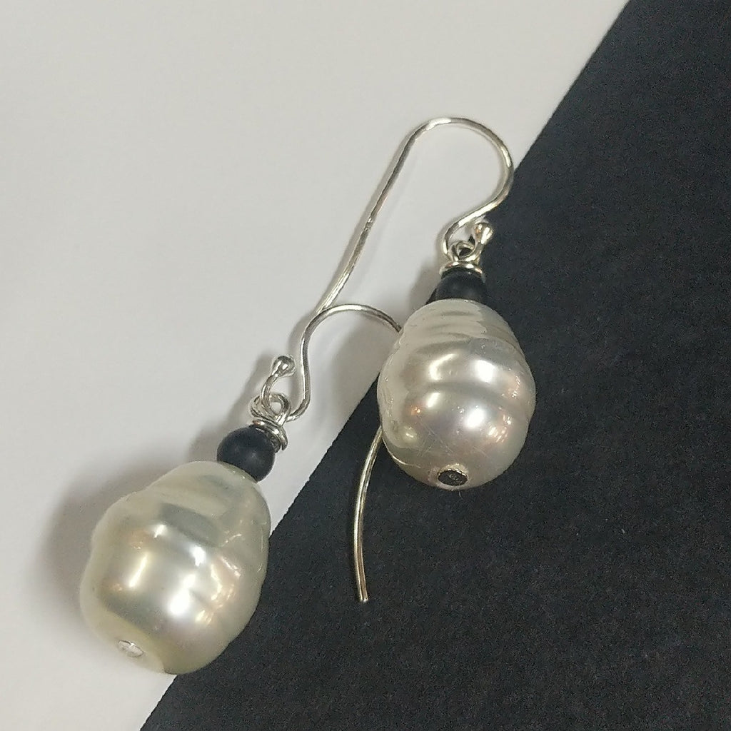 MOKO EARRINGS PEARL ONYX