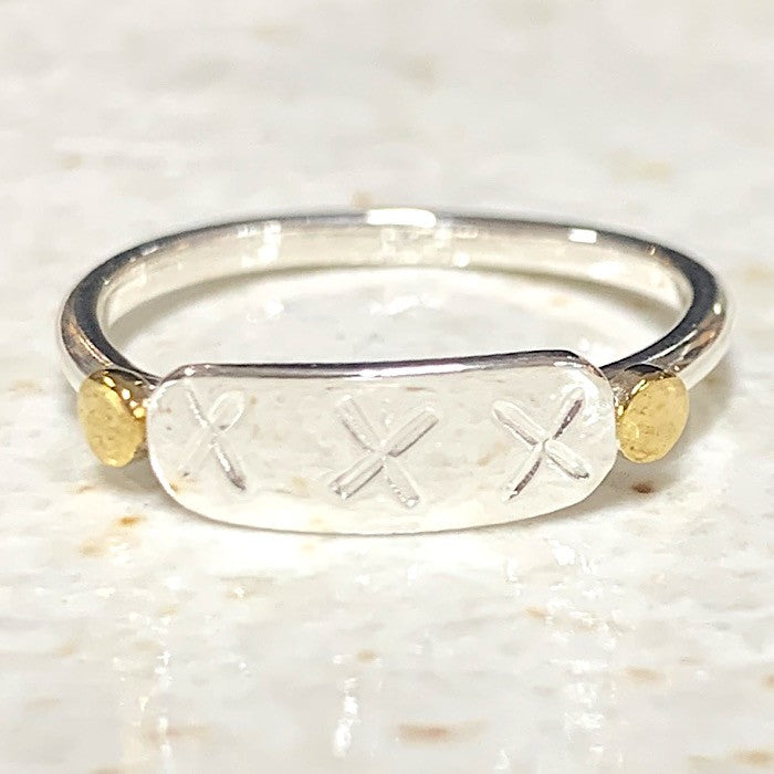 RING STERLING SILVER BAND FEATURE CROSSES SIZE 5