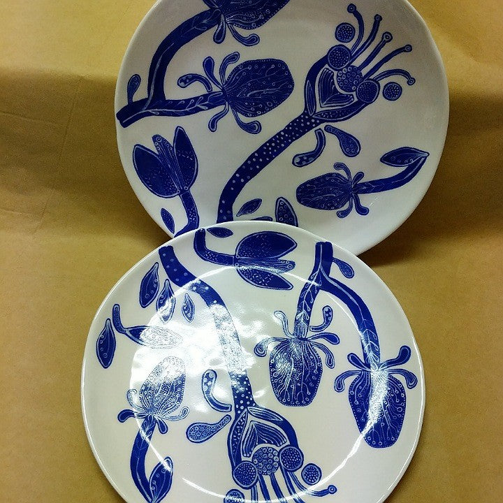 BLUE AND WHITE DINNER PLATE PAIR