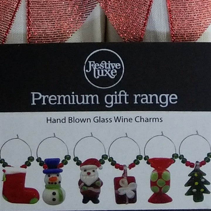 6 FESTIVE CHRISTMAS CRACKERS IN WHITE LINEN NAPKINS