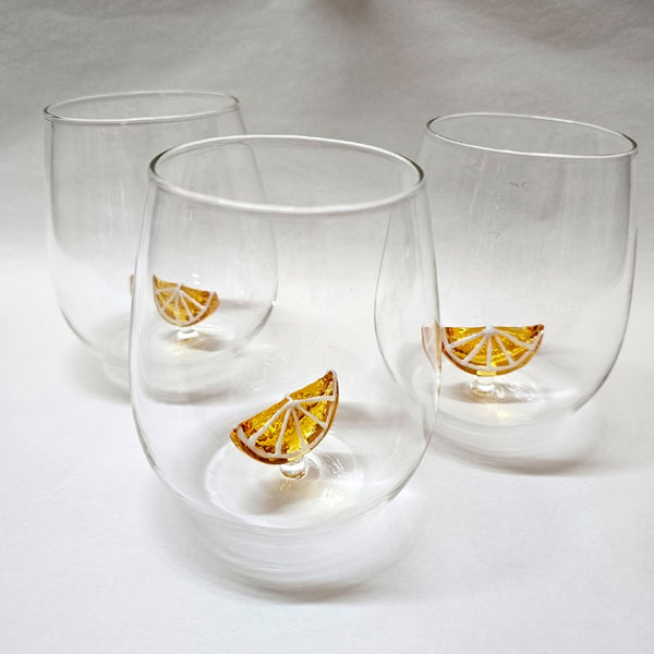 GLASS TUMBLER WITH LEMON SLICE