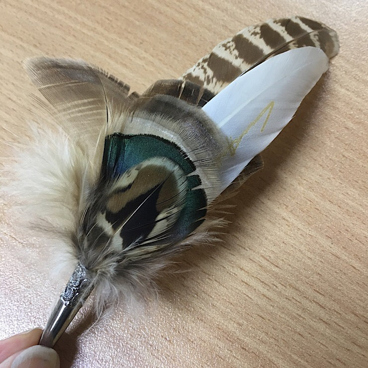 HOLLY YOUNG FEATHER PIN NEUTRAL/GREEN