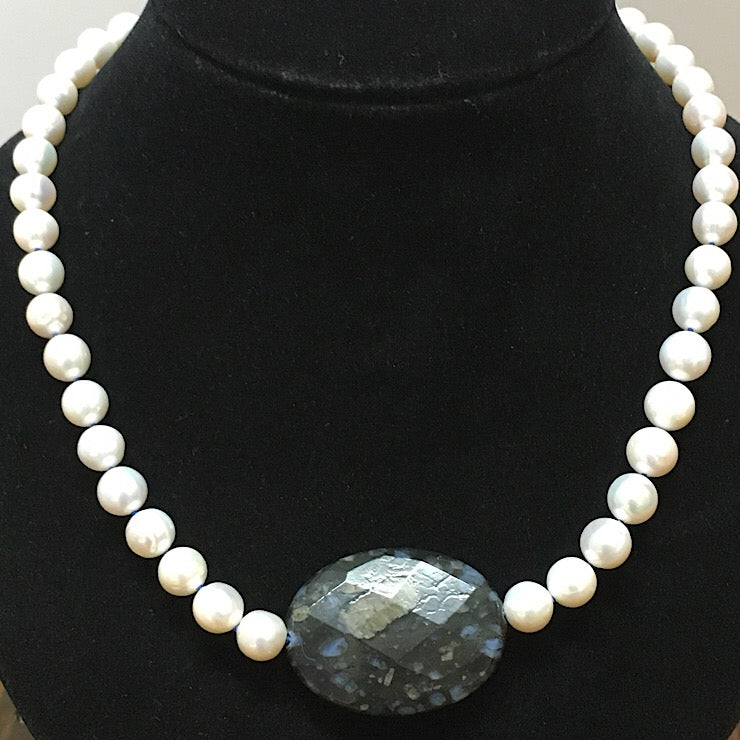 PEARL NECKLACE WITH CENTRE SODALITE