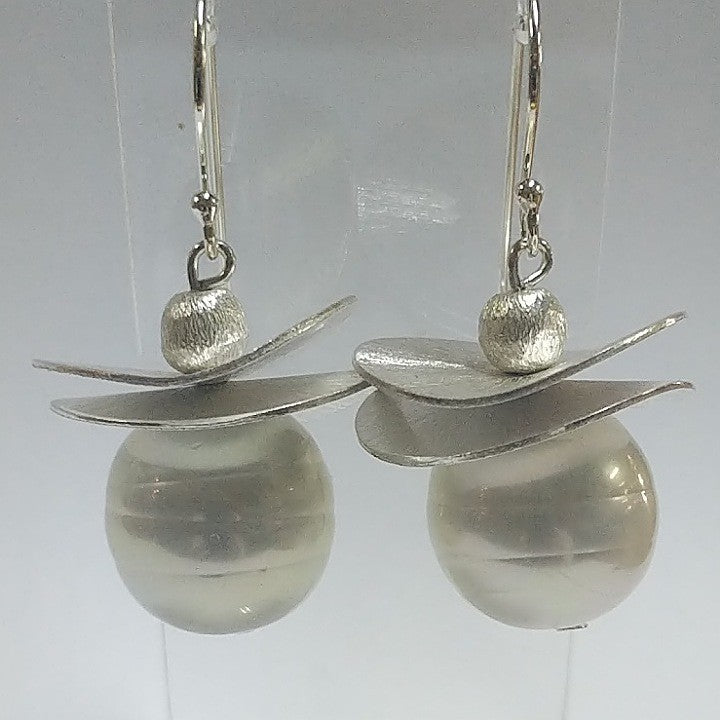 MOKO EARRINGS SILVER HOOK AND DISCS WITH BALL PEARL