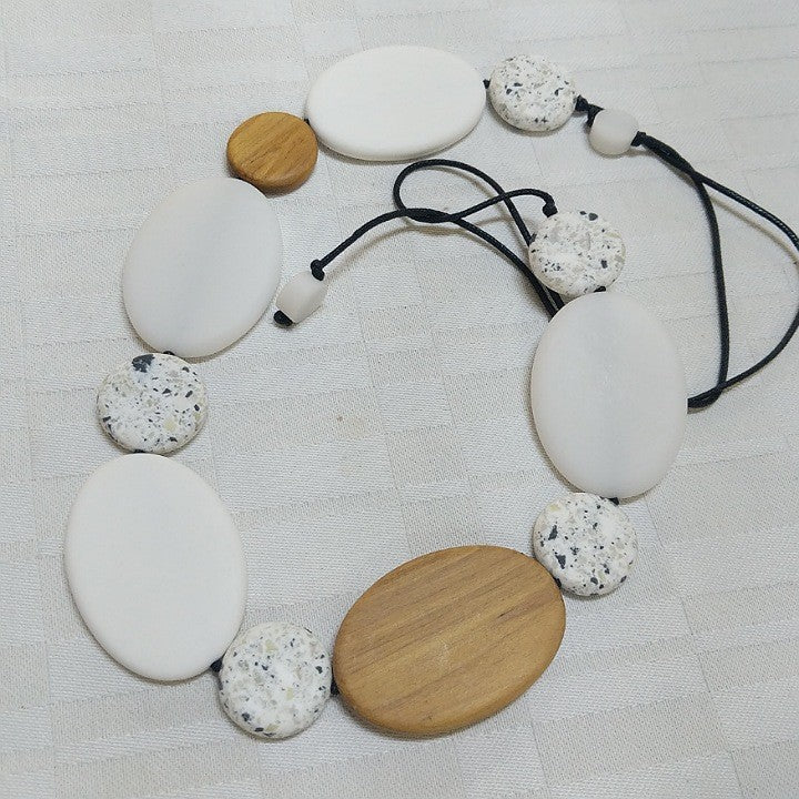 NECKLACE FLAT WOOD AND RESIN DISCS