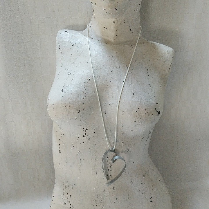 NECKLACE PEWTER COLOURED HEART PENDANT