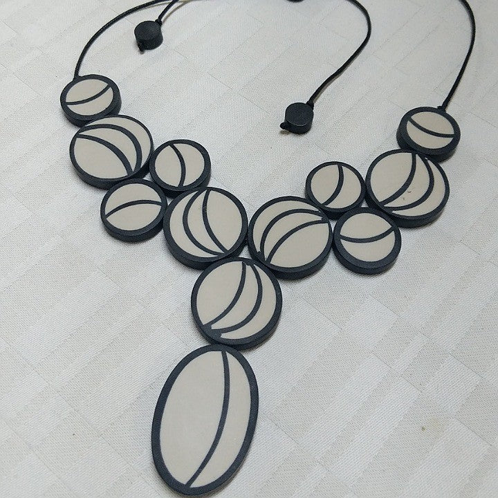 NECKLACE BLACK GREY CIRCLES ON CORD