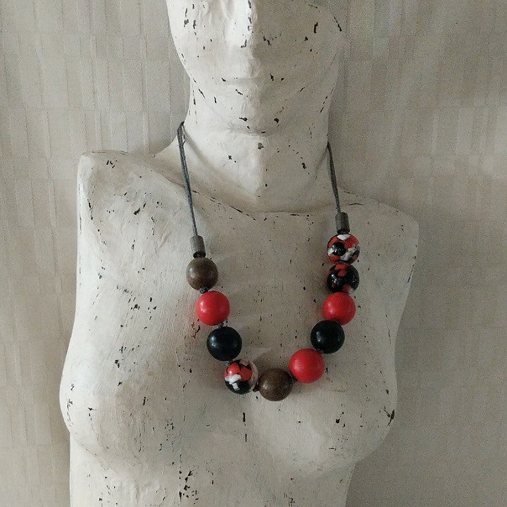 NECKLACE RED BLACK BROWN BAUBLES