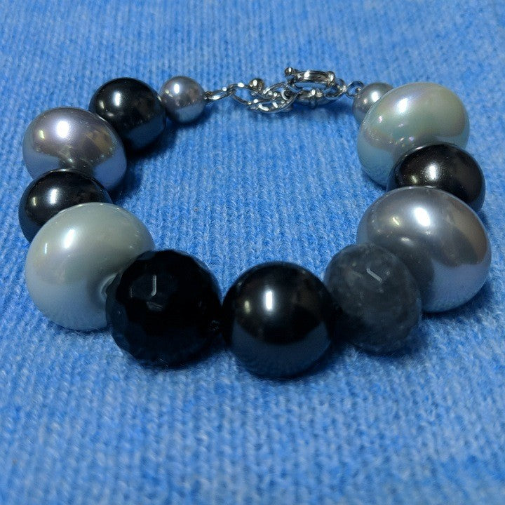 MOKO BRACELET GREY SILVER FAUX PEARLS WITH CRYSTALS
