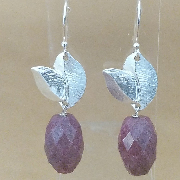 MOKO EARRINGS SILVER LEAVES WITH PLUM COLOURED AGATE