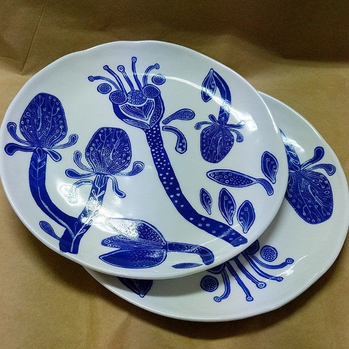 BLUE AND WHITE DINNER PLATE PAIR