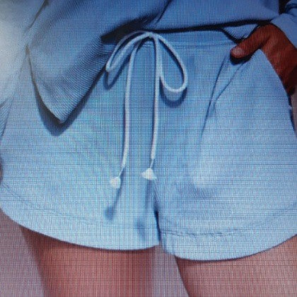 ELASTICISED SHORTS WITH WHITE DRAWSTRING CORD AND SIDE POCKETS